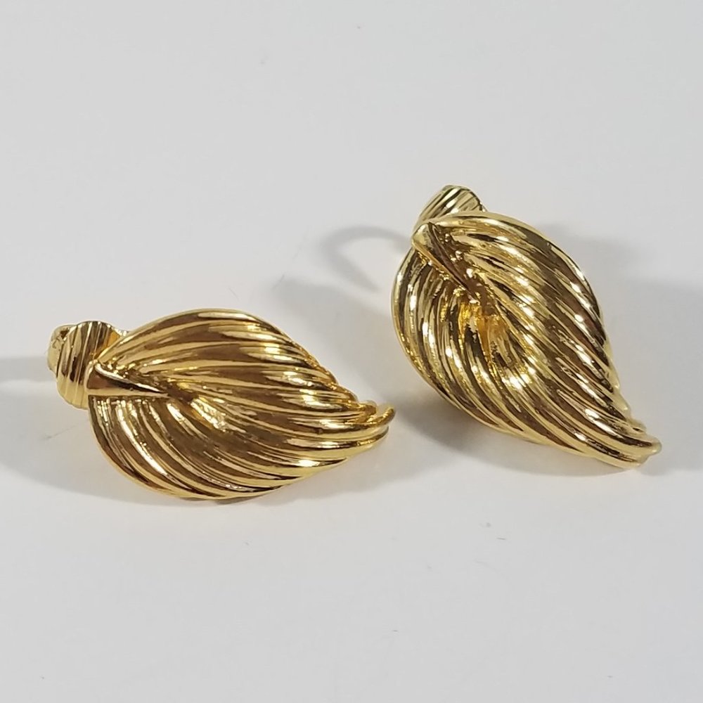 Vintage AVON Leaf Clip On Earrings Gold Tone